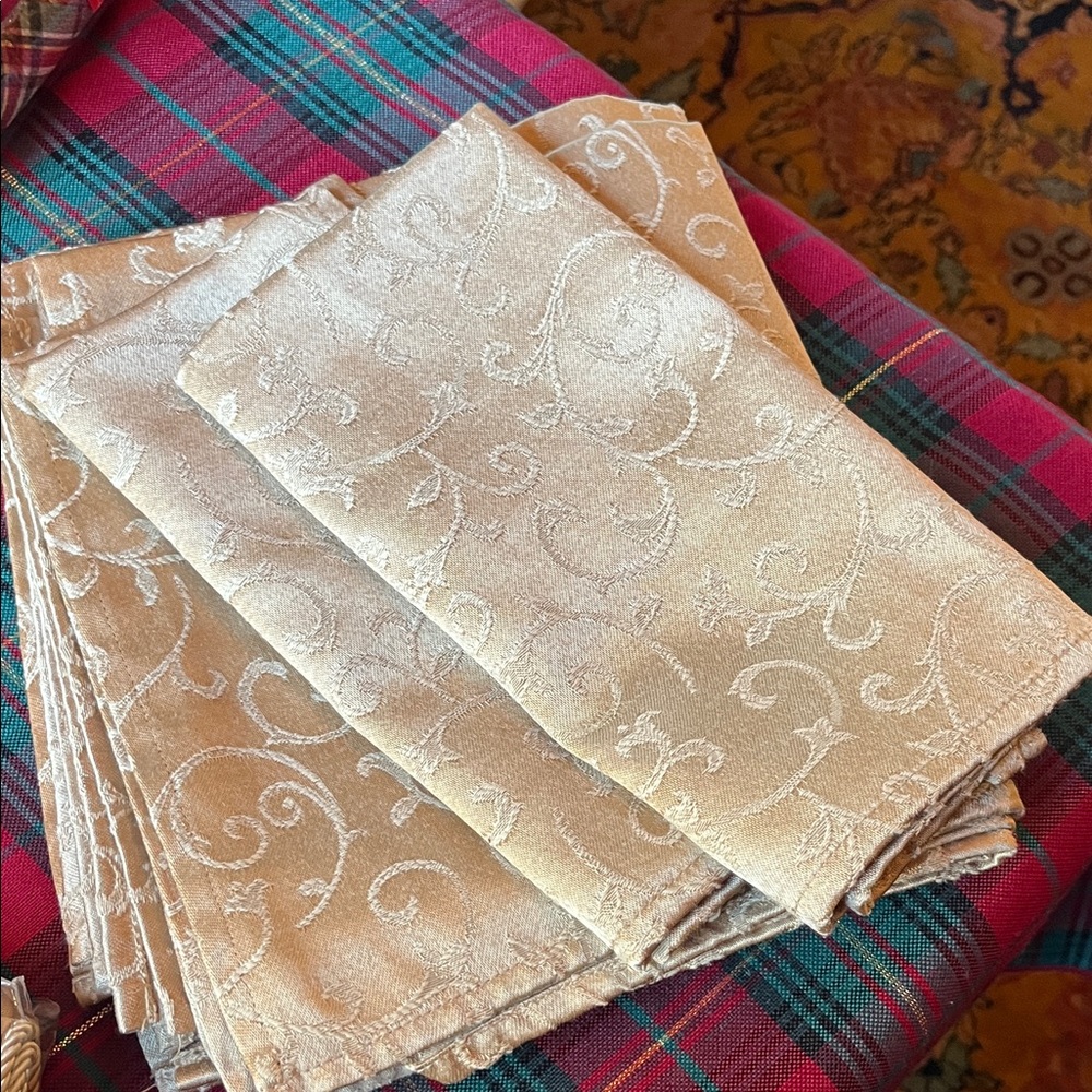 Lenox Opal Innocence Gold Patterned Napkins. Set of 8.
